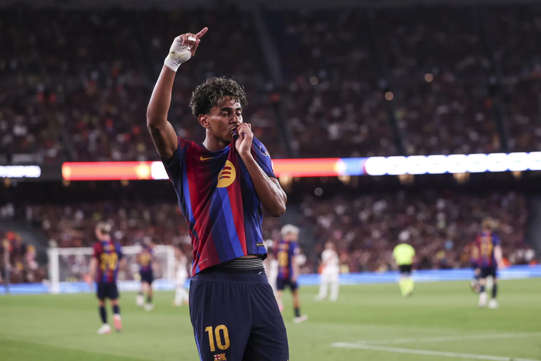 Barcelona draait duel om en wint spektakelstuk van Rayo | VN