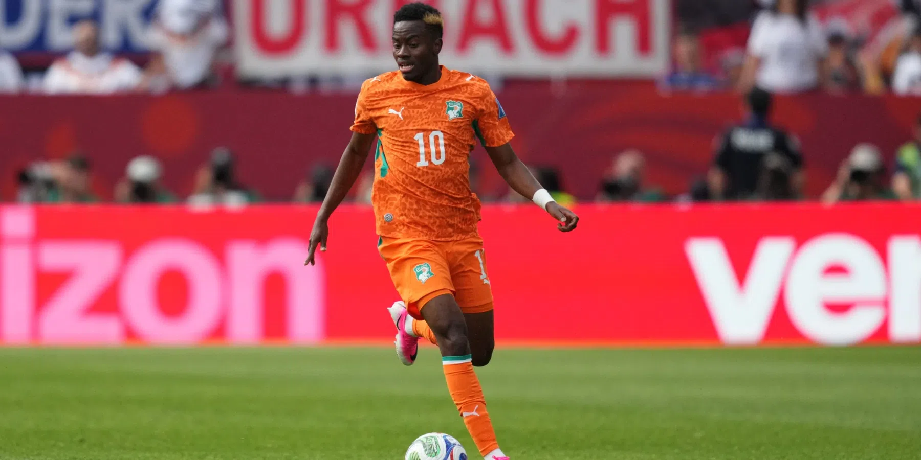 Wie is Simon Adingra, beoogde vervanger van Mika Godts bij Ajax?