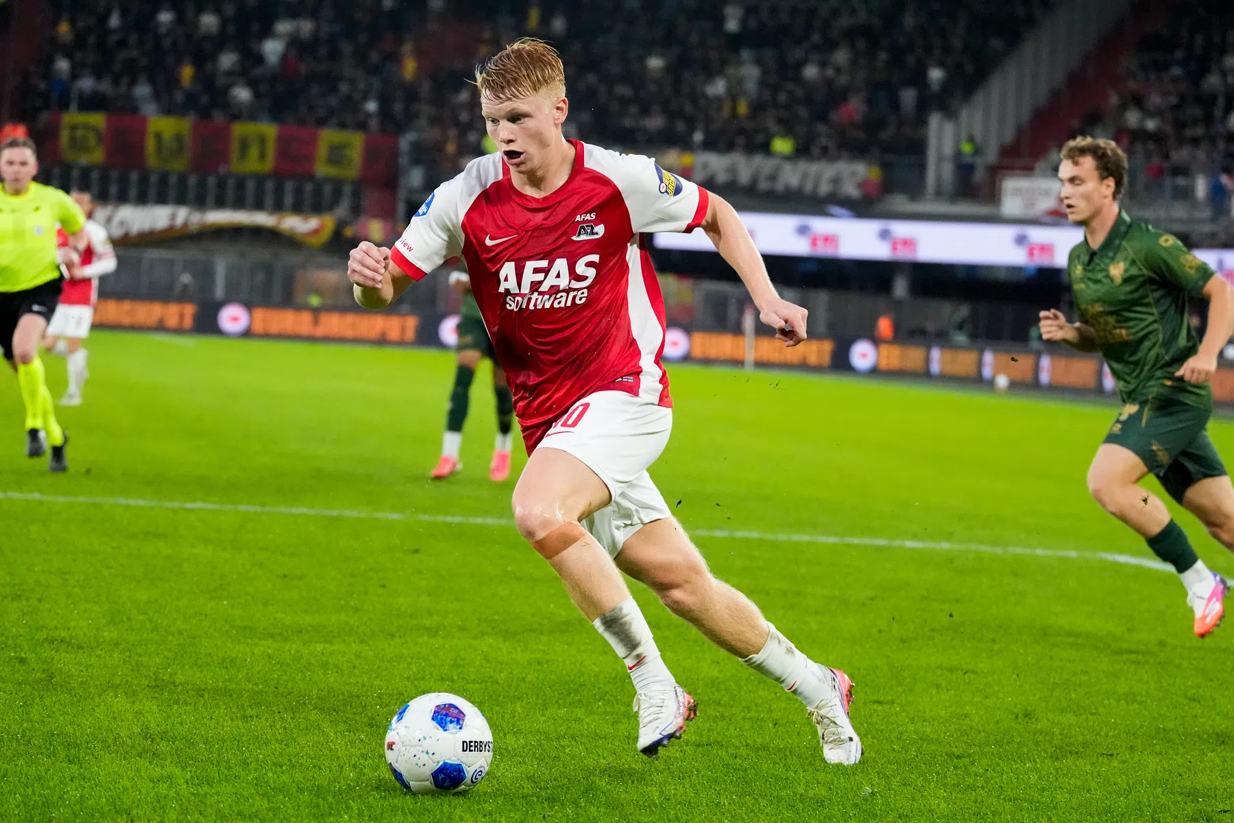 Smit onthult waarom hij ondanks topclubinteresse bij AZ bleef | VoetbalNieuws