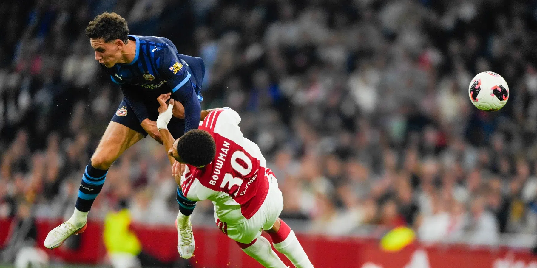 Ajax-fans woedend na besluit arbitrage: 'Van Bommel kan geen rood krijgen'