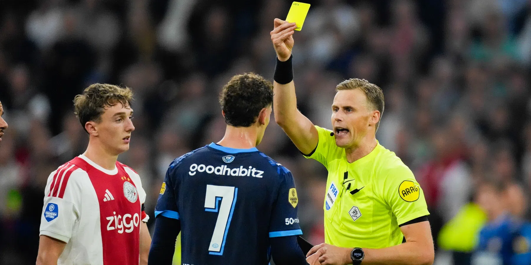 Scheidsrechterbaas Van Meenen stellig over actie Van Bommel: 'Dit is een fout'
