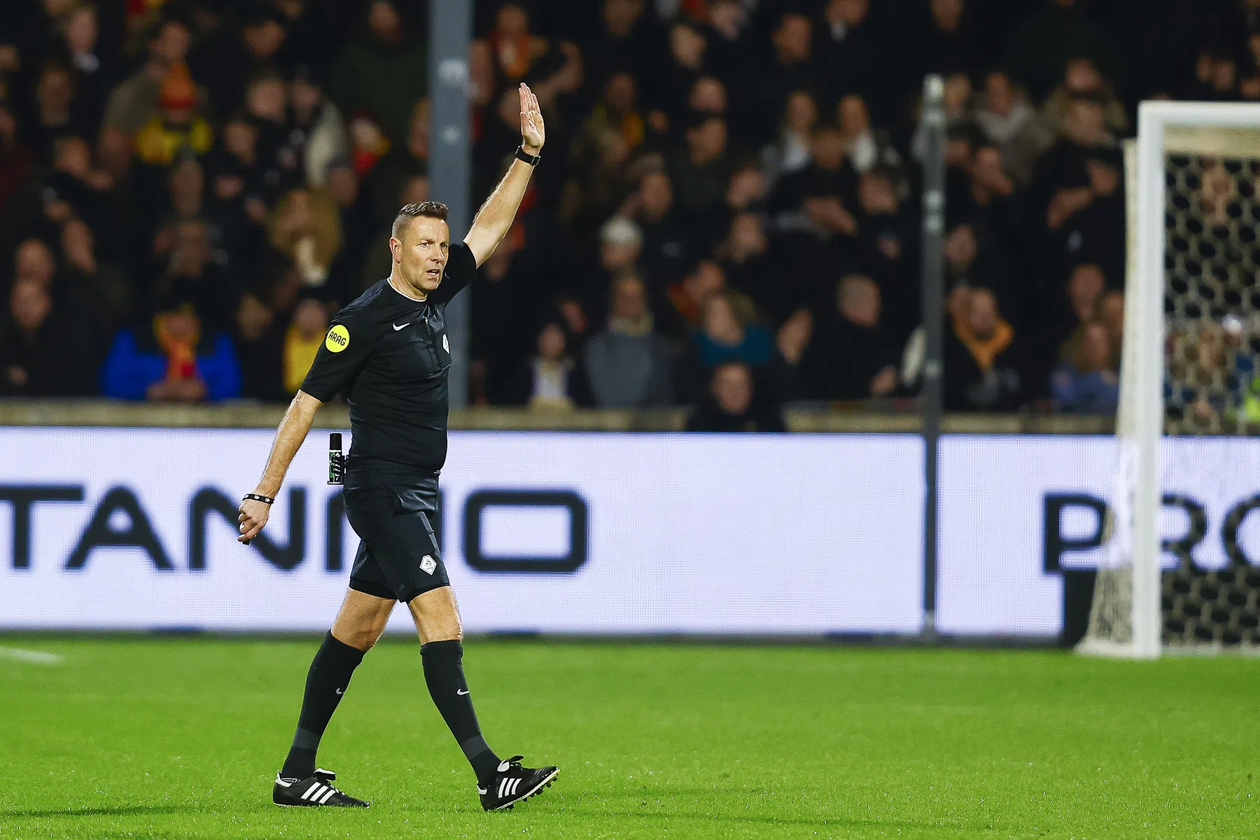 Van Boekel opnieuw onder vuur na overtreding bij Porto - Man City