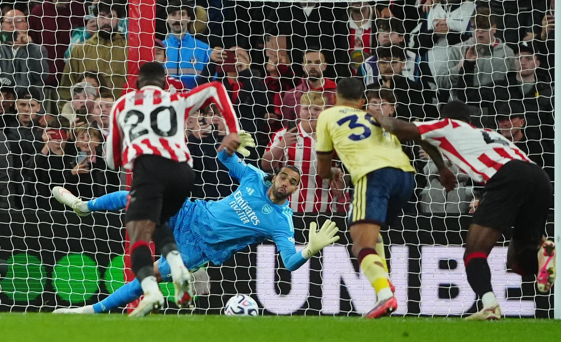 Arsenal blijft foutloos na moeizame zege op Sunderland