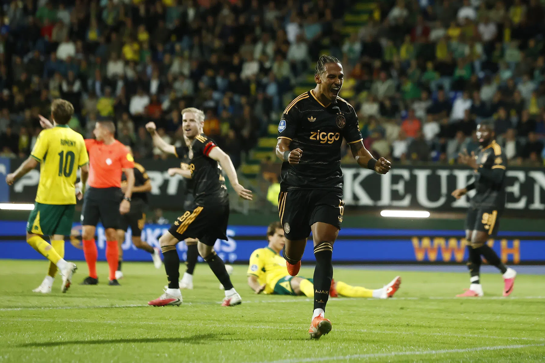 Ajax wint ruim bij Fortuna, Kehrer schittert bij basisdebuut