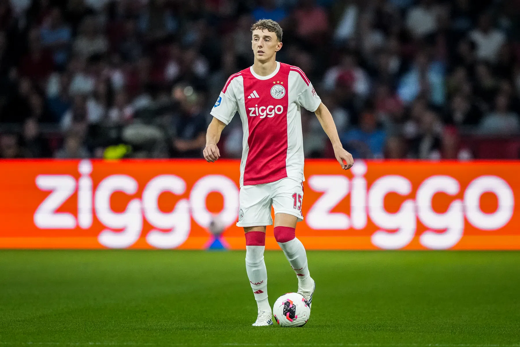 Youri Baas treedt na honderdste Ajax-duel toe tot Club van 100 | VoetbalNieuws