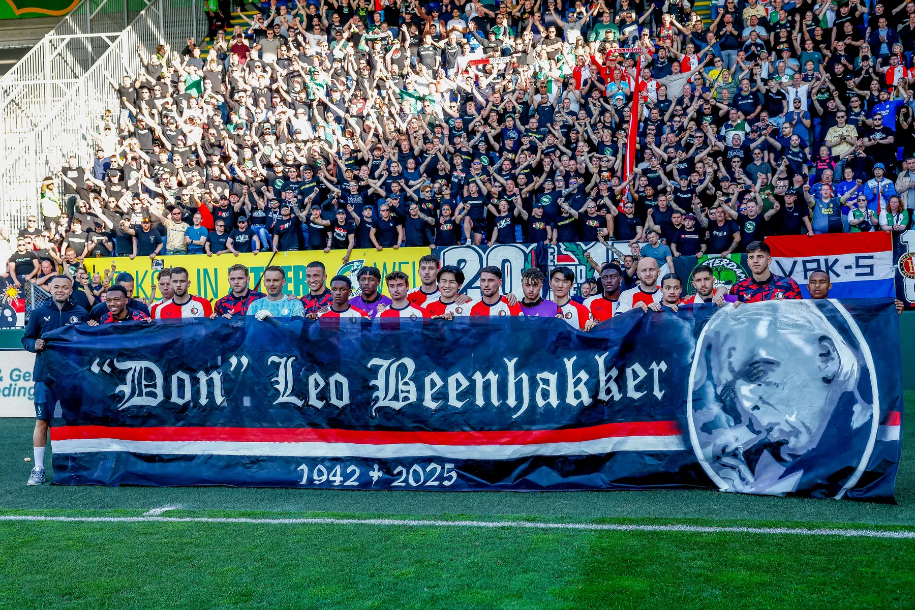 Feyenoord eert overleden Leo Beenhakker met bijzonder gebaar | VoetbalNieuws