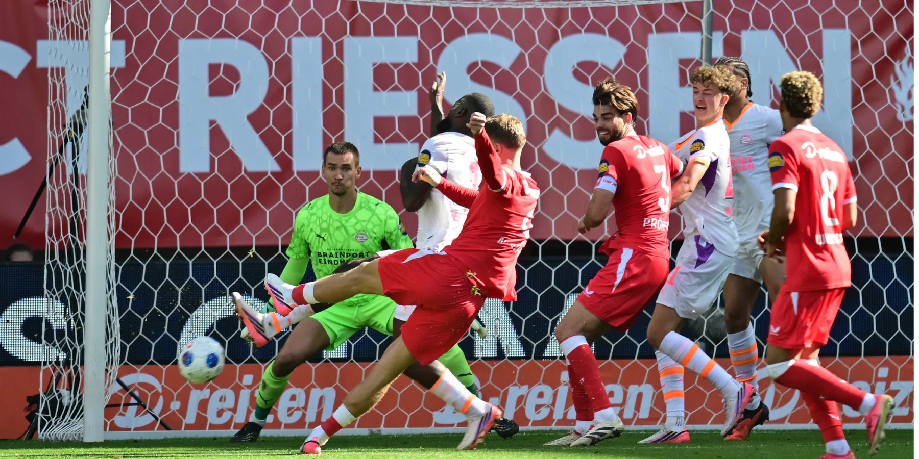 Twente voltooit knappe comeback in Enschede, PSV lijdt eerste nederlaag