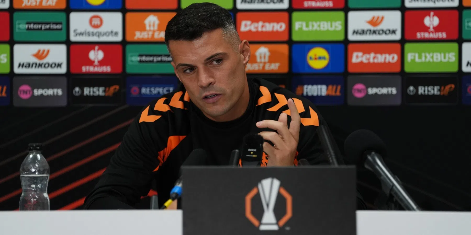 'Xhaka onderwerp van onderzoek: Zwitsers OM duikt in coronavaccinatiebewijzen'