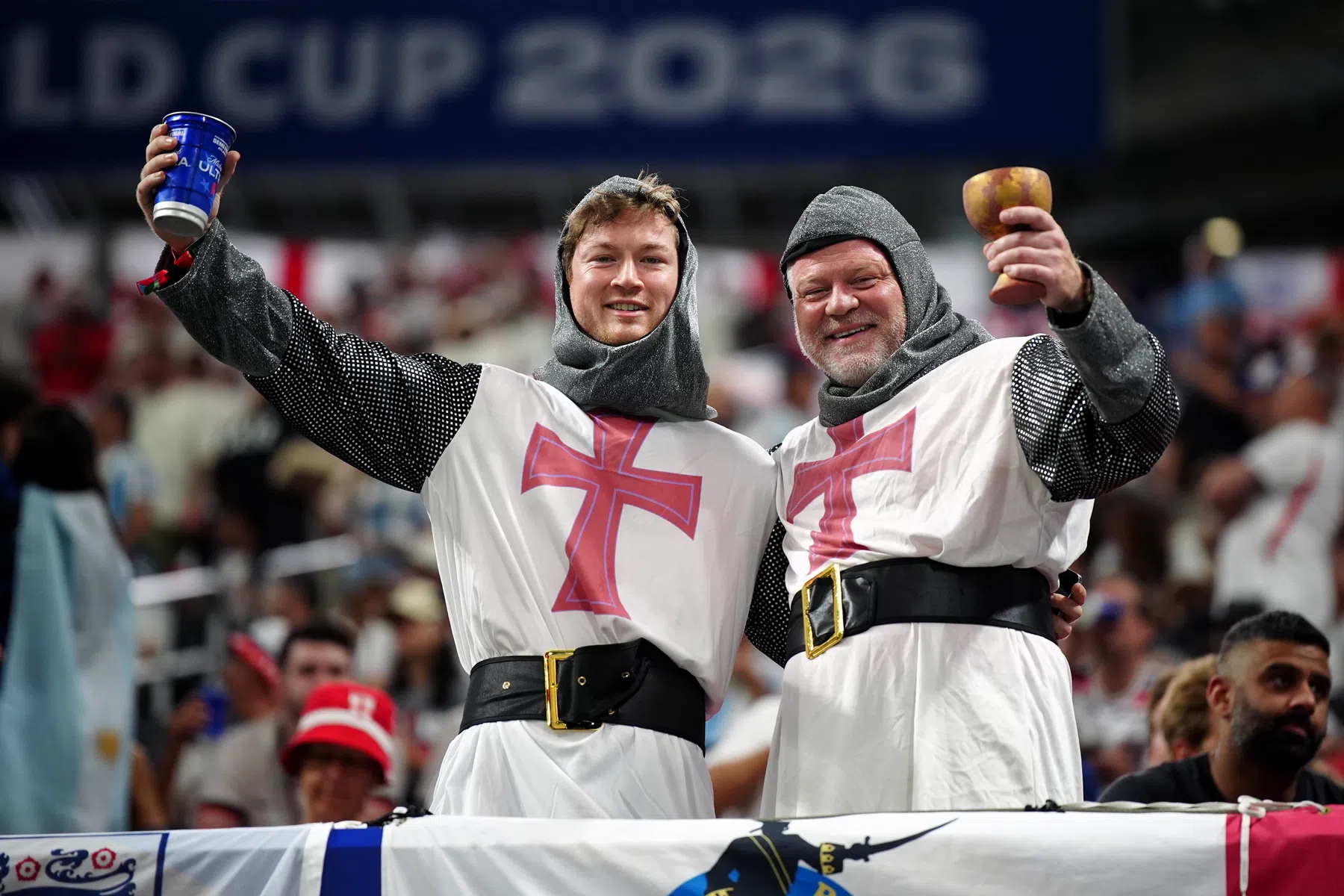 Alcohol op Engelse voetbaltribunes mogelijk weer toegestaan | VN