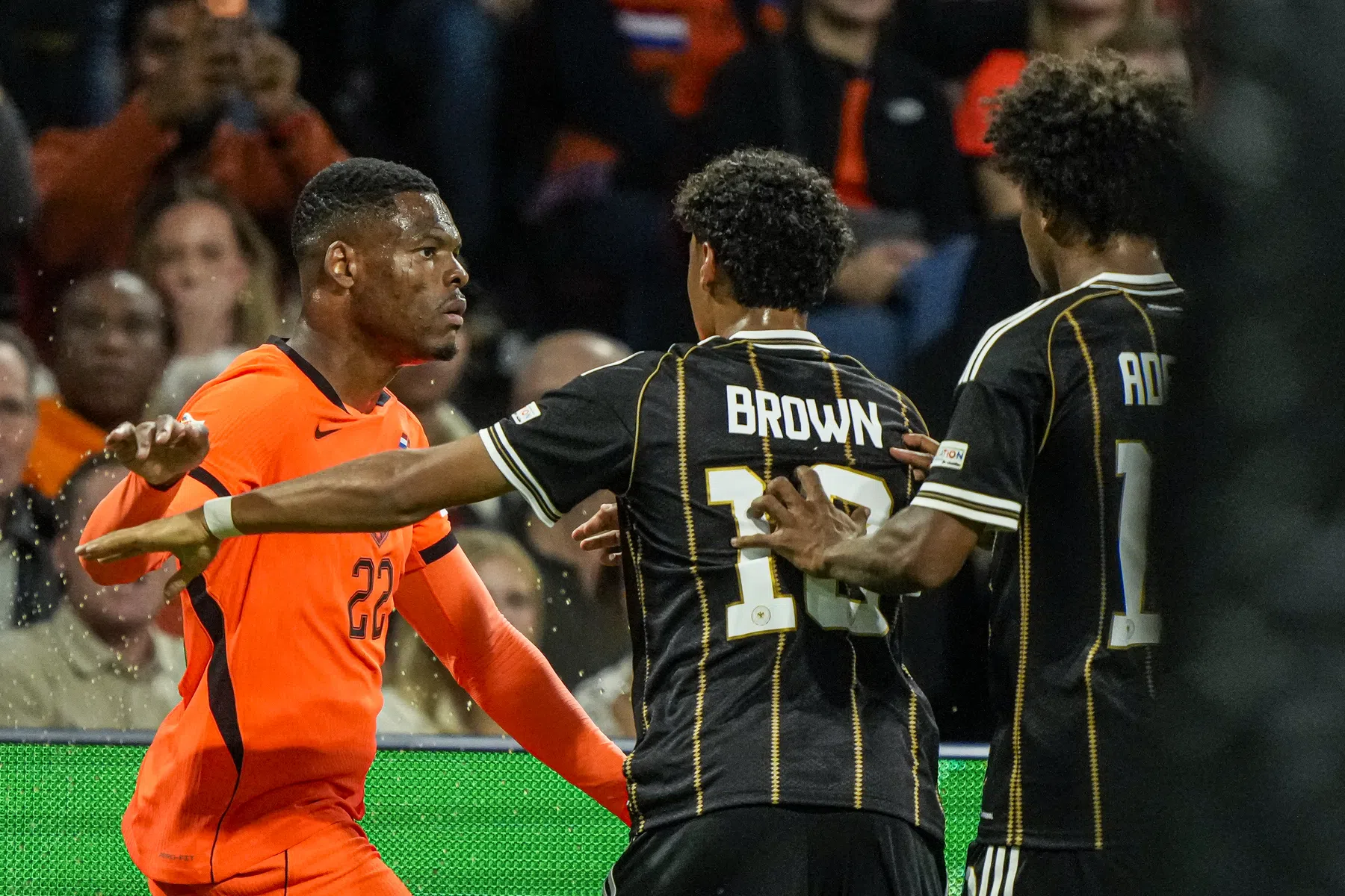 Oranje woest op Duitsers en arbiter: 'Niet sportief' | VN