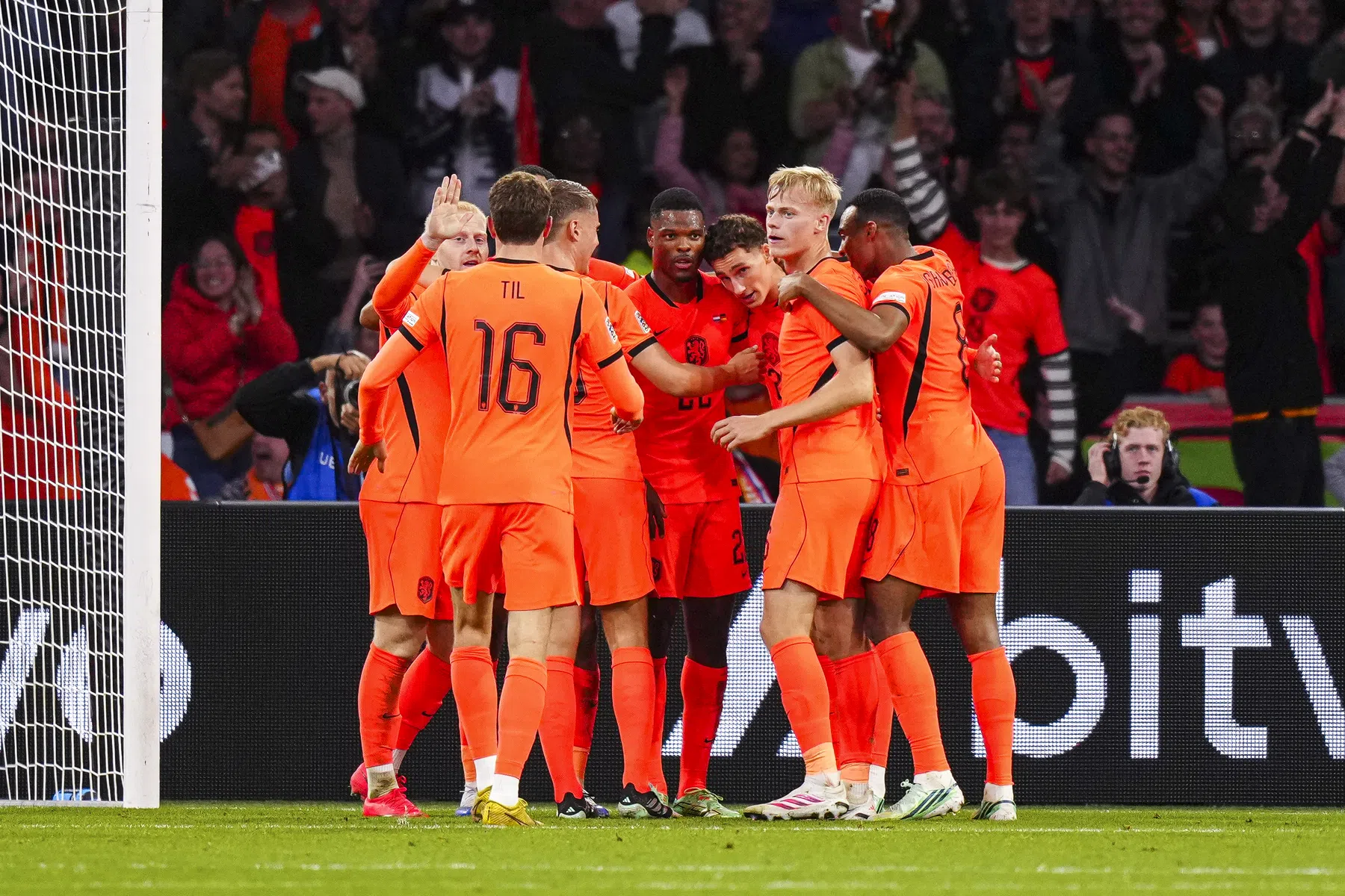 Oranje-spelers reageren op gelijkspel en debuut Xavi | VN