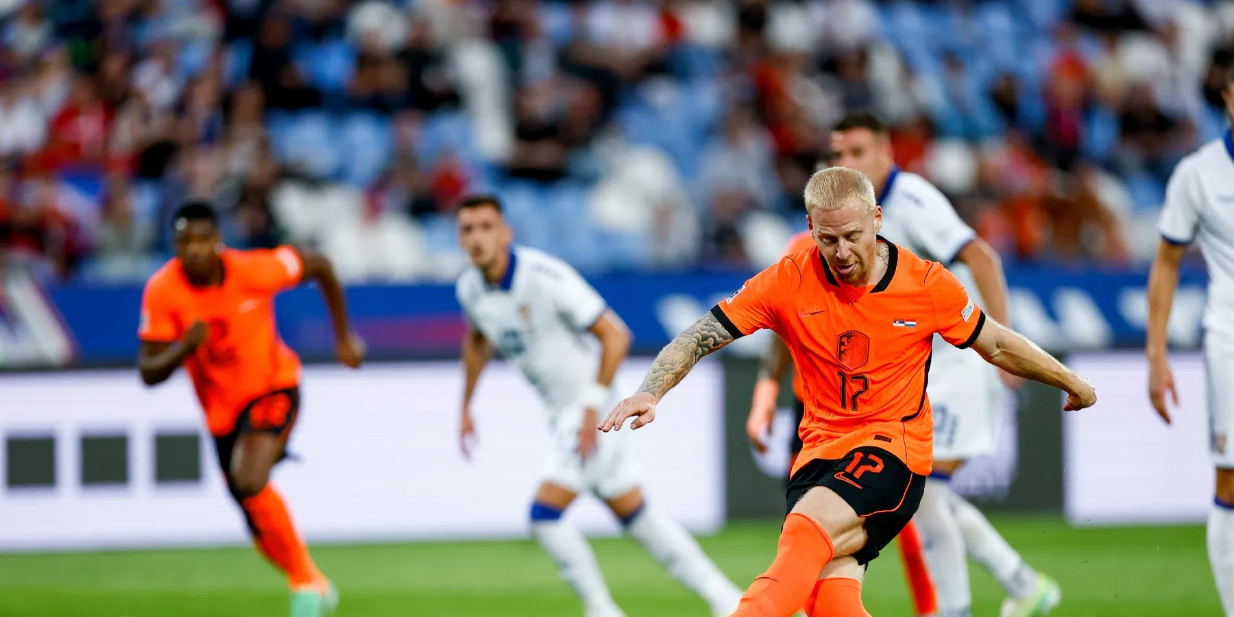Meerdink scoort twee keer en schiet Oranje langs Servië