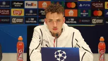 Thumbnail for article: Lang slaat weer handen ineen met PSV-publiek: 'Je krijgt er een boost van'