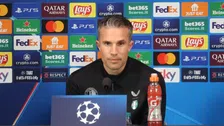 Thumbnail for article: Dit zegt Van Persie over de blessures van Paixão en Hwang bij Feyenoord