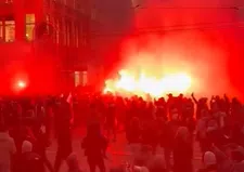 Prachtige beelden: Ajax-fans nemen De Dam over en vieren enorm jubileumfeest      