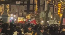 Goud: ook langezijdeloper Gerard is met zijn Ajax-vlag aanwezig in Amsterdam