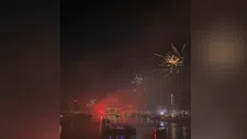 Ajax-fans sluiten verjaardagsfeest op prachtige wijze af bij de Amstel