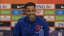 Kluivert en Koeman laten perszaal lachen: ‘Maak hem eerst morgen maar…'
