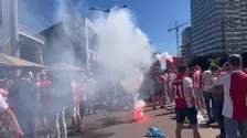 De titel binnen handbereik: Ajax-fans steken fakkels aan na voorsprong Feyenoord