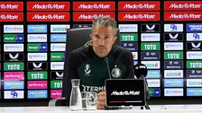 Van Persie spreekt Feyenoord-spelers over hun toekomst: 'Op de achtergrond'