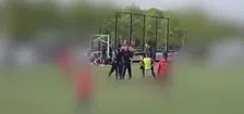 Bizarre beelden: vader van Noa Lang gaat knock-out na harde klap van toeschouwer
