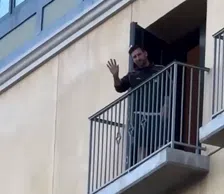 Het leven van een superster: Messi begroet hysterische fans vanaf balkon