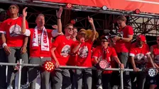 Thumbnail for article: Mauro grijpt de microfoon tijdens PSV-huldiging: 'Ik moet zuipen!'