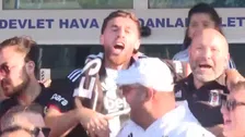 Kökcü maakt Besiktas-publiek gek bij aankomst op vliegveld