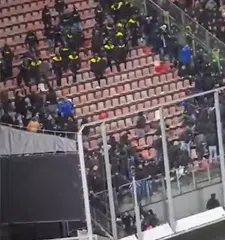 Opvallende beelden: ME moet ingrijpen in Utrecht, Genk-fans gooien met stoelen