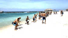 Genieten: selectie van Curaçao traint op een prachtig strand richting het WK