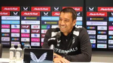 Twijfel bij Van Bronckhorst: 'Misschien weet Xavi niet dat ik hier trainer ben'
