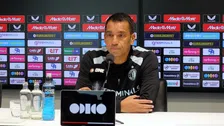 Van Bronckhorst gevraagd naar Hadj Moussa: 'Ik verwacht dat hij blijft'