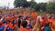 Populaire Weghorst massaal toegezongen door Oranje-legioen: 'Weghorst on fire!'