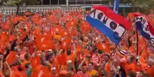 Zitten en springen: ook in München werken de Oranje-fans het feestrepertoire af