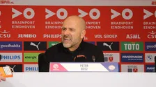 Thumbnail for article: Dit opvallende cadeau kreeg Bosz tijdens zijn persconferentie na afloop van Feyenoord-thuis