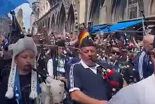 Schotten nemen Duitsland over: doedelzakkenparade door de straten van München