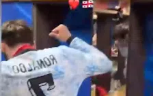 Thumbnail for article: Kvaratskhelia sluit perfecte dag met Georgië trots poserend af in Ronaldo-shirt