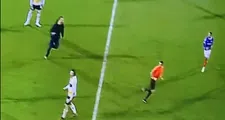 Thumbnail for article: Bizarre beelden uit Engeland: scheidsrechter moet vluchten voor supporter