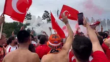 Wat een sfeer: Oranje-fans feesten samen met de Turkse fans in Berlijn