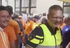 Thumbnail for article: Mooie beelden: Nederlandse politie toegezongen door Oranje-fans in Leipzig